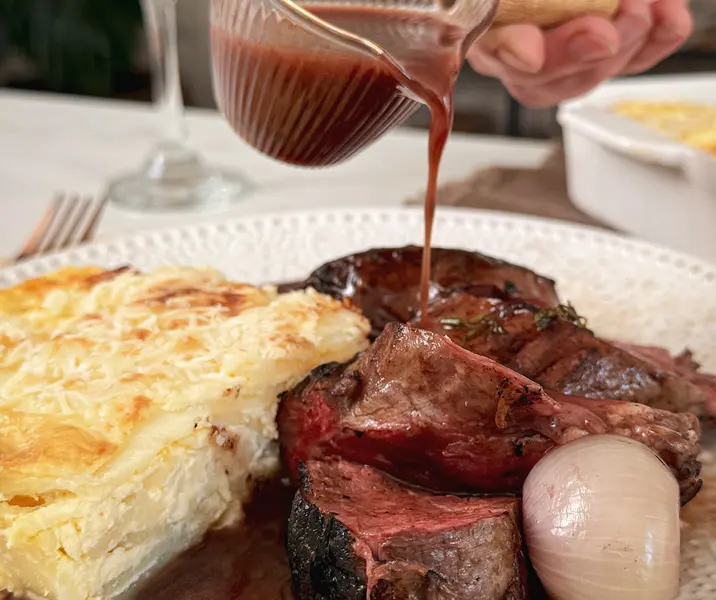 Filete al vino tinto y chalotas acarameladas con papas a la crema