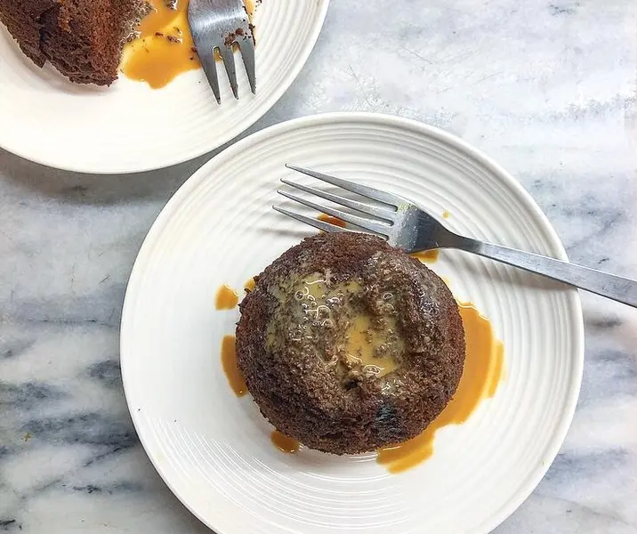 Volcán relleno con manjar fácil