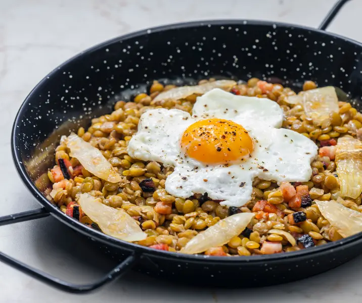 Guiso de lentejas con huevo frito y cebolla