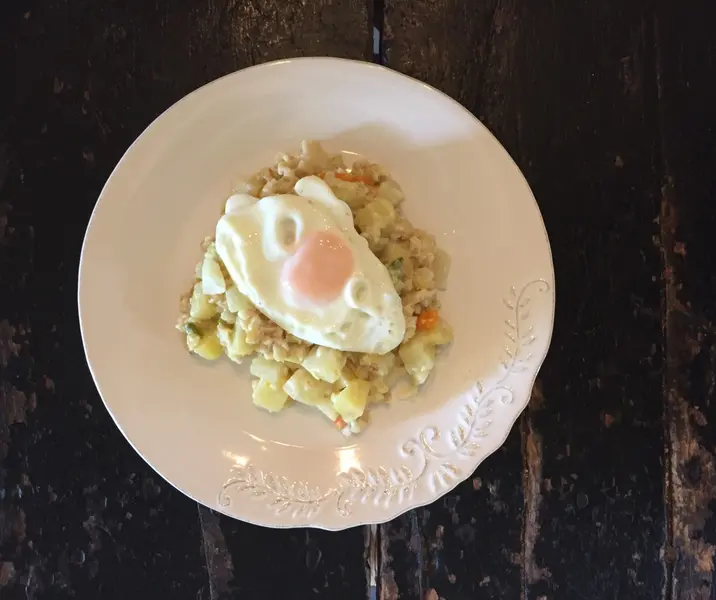 Papas con mote y huevo frito fácil