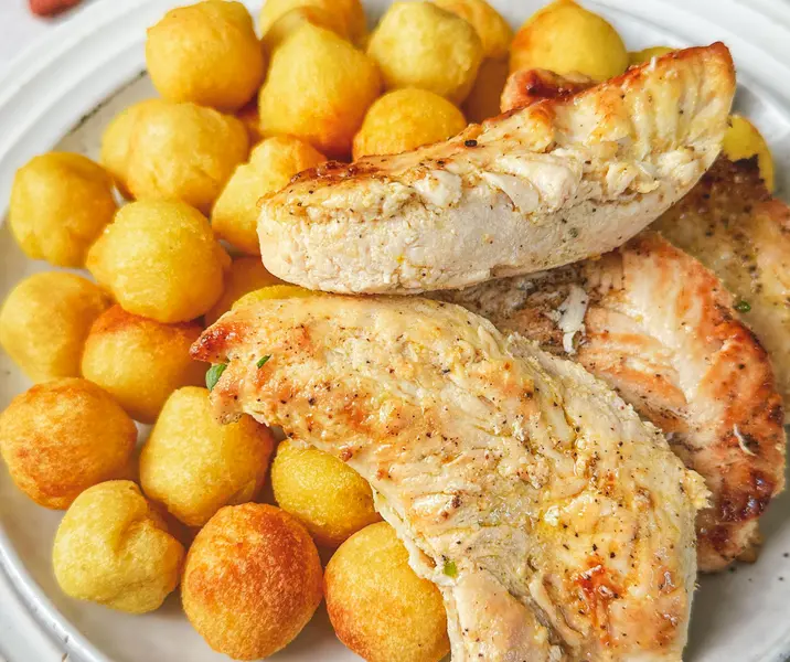 Filetitos de pollo a la pimienta y limón con papas duquesas