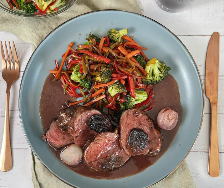 Filete al vino tinto y chalotas acarameladas con verduras salteadas