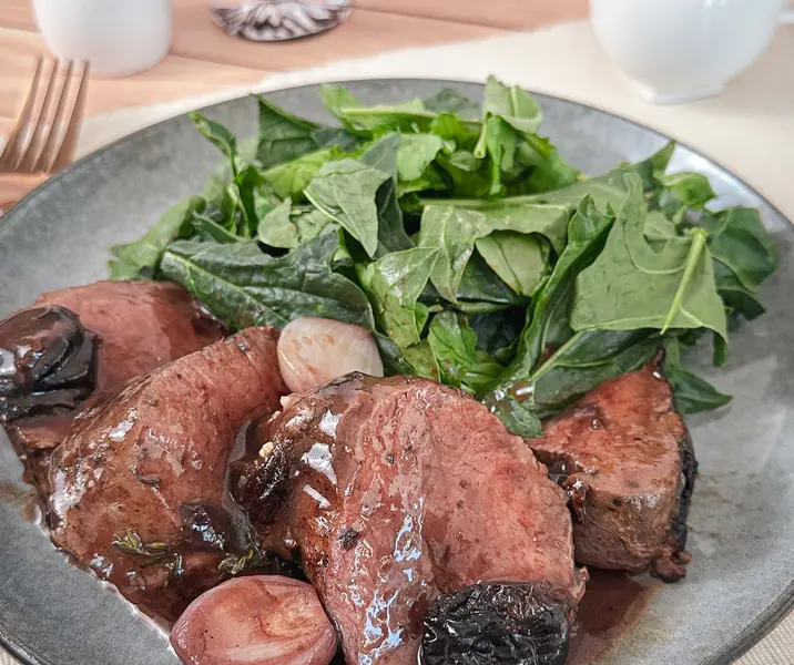 Filete al vino tinto y chalotas acarameladas con mix de hojas verdes