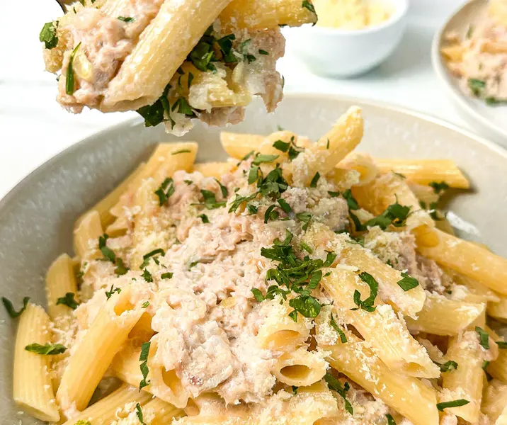 Tallarines con atún y crema