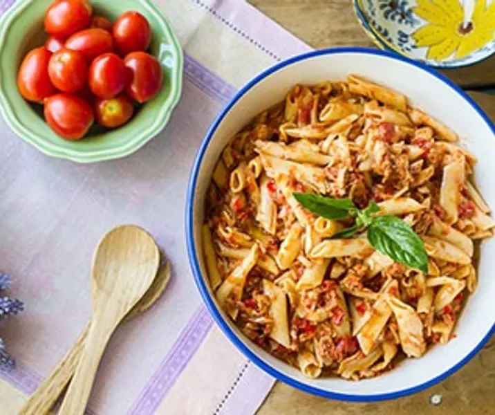 Tallarines con jurel y salsa de tomate