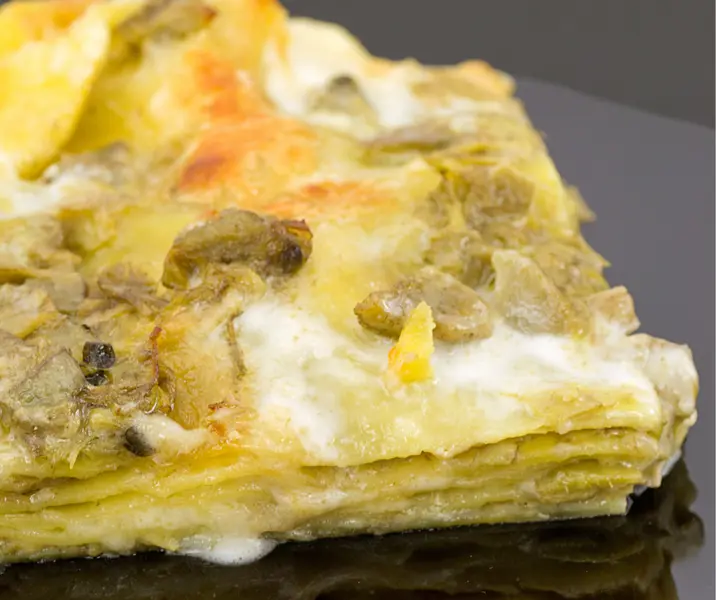 Lasaña de alcachofas, aceitunas y queso gruyere
