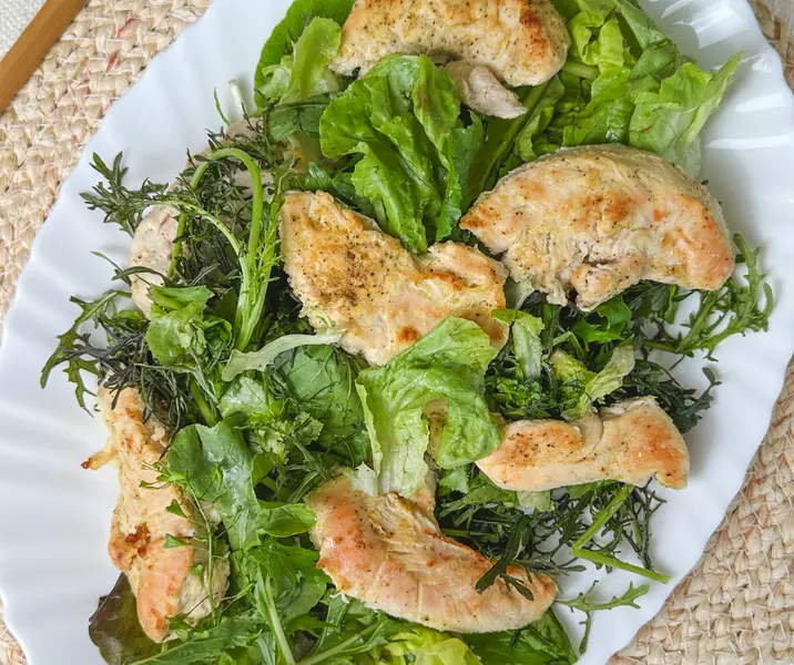 Filetitos de pollo a la pimienta y limón con mix de hojas verdes