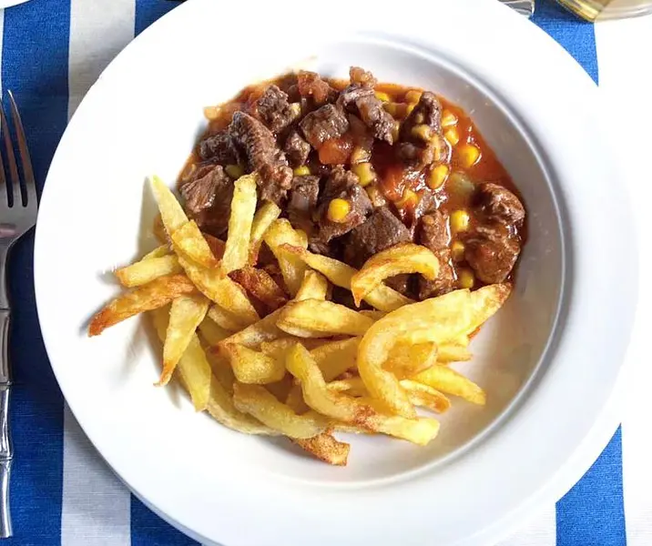Tomaticán con papas fritas