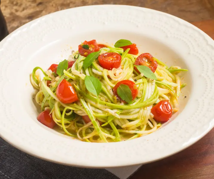 Tallarines con tomate cherry, espinaca y albahaca