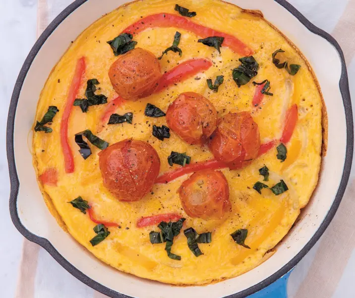Fritatta de pimientos, cebolla y salsa de tomates cherry