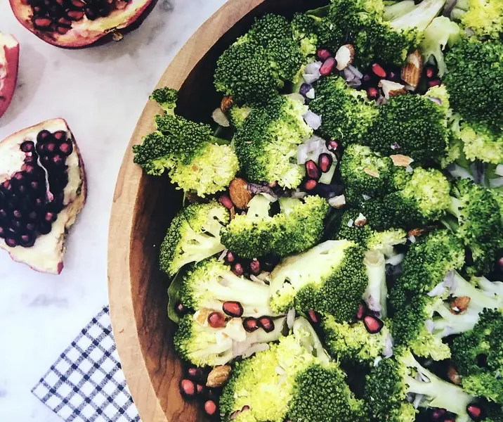 Brócoli con almendras y granada