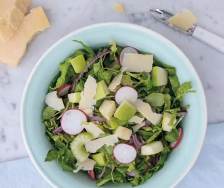Ensalada verde con cebolla morada y rábanos