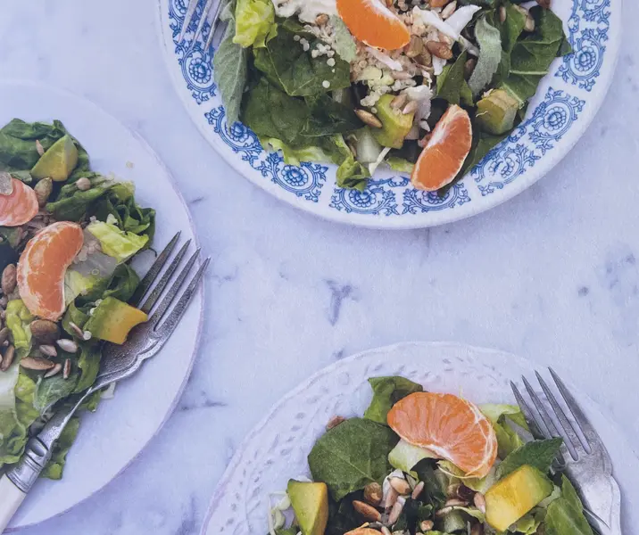 Ensalada de quínoa, mandarina y hojas verdes