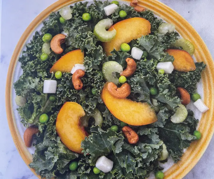 Ensalada de kale con apio, arvejas y durazno