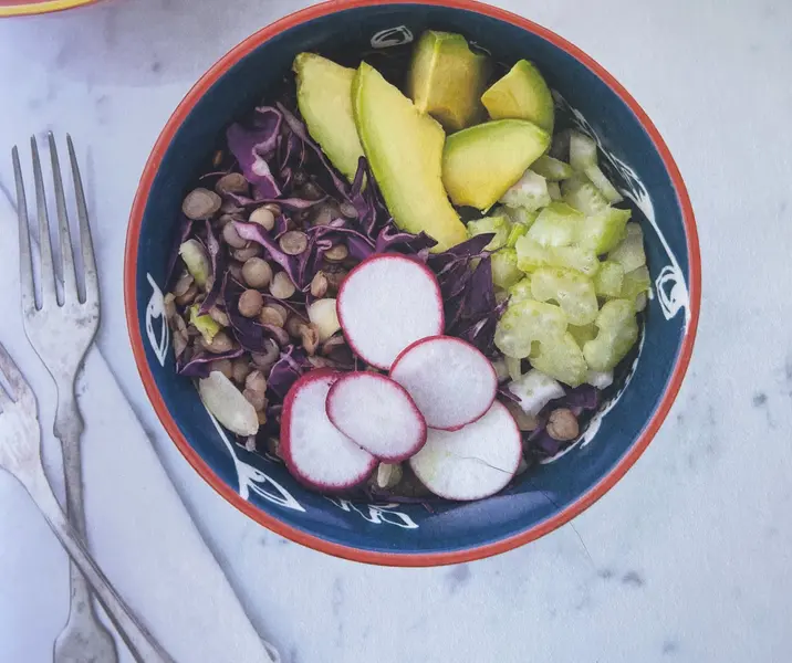 Ensalada de lentejas con rabanitos, apio y repollo morado
