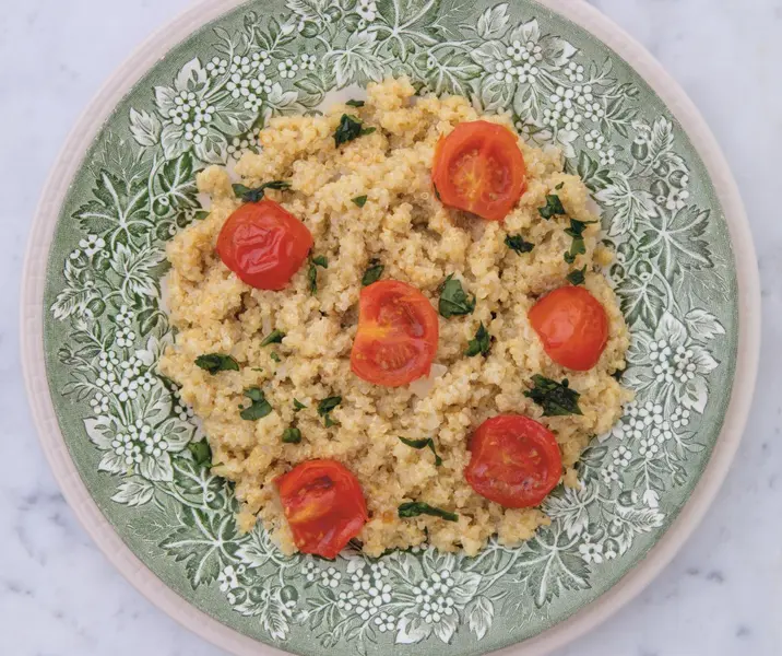 Quinoto de tomates cherry y albahaca