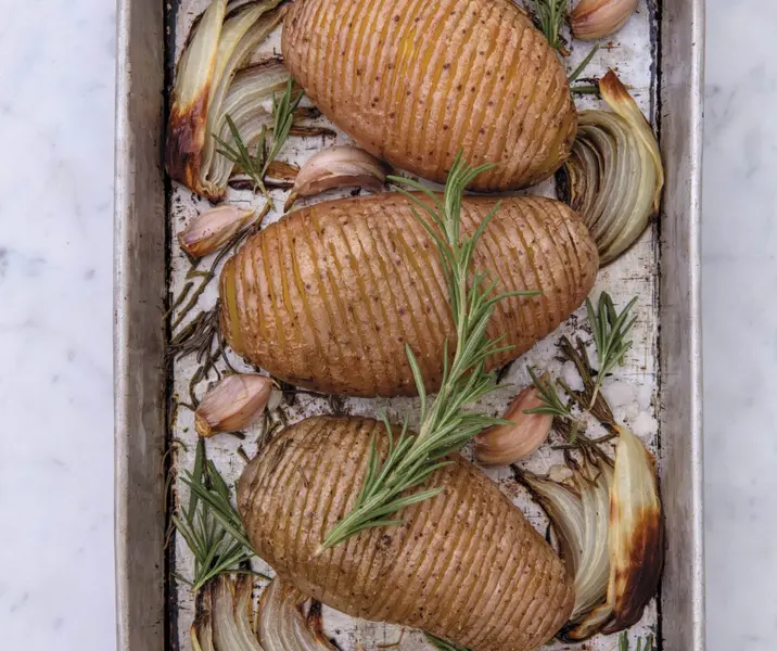 Reineta en costra de sal con papas hasselback