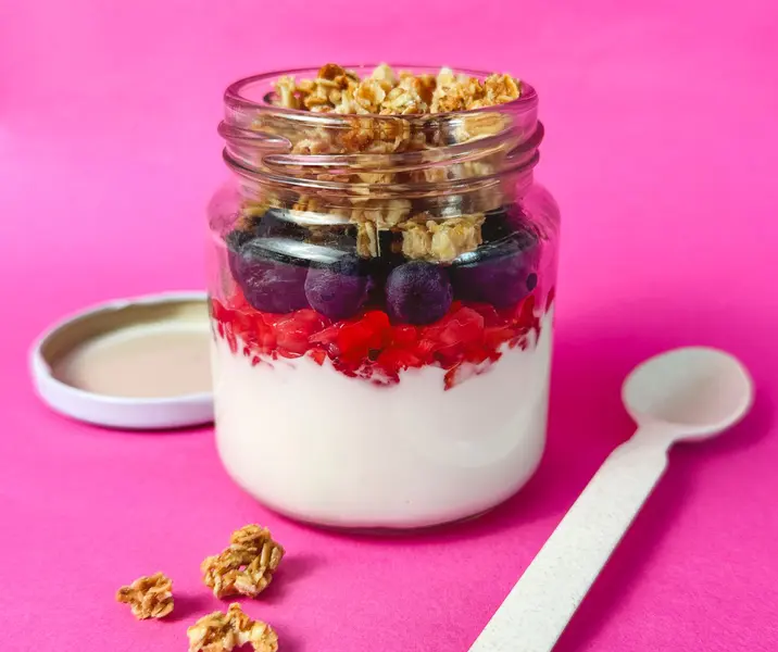 Yogurt con granola y berries