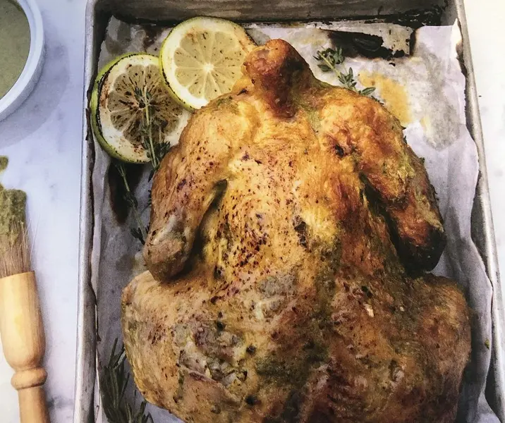 Pollo asado con hierbas y limón acompañado de batata hara