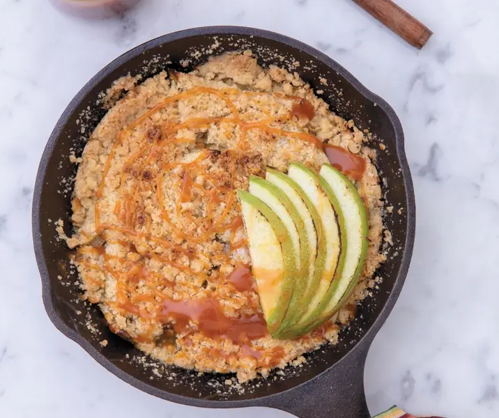 Crumble de manzana con salsa butterscotch