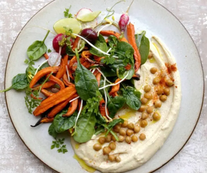 Hummus con ensaladas