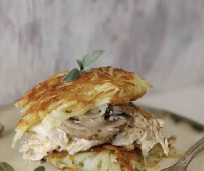 Sándwich de rosti de papas relleno con champiñones salteados y pollo