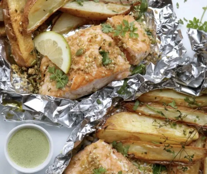 Papas al horno con salmón y crumble salado