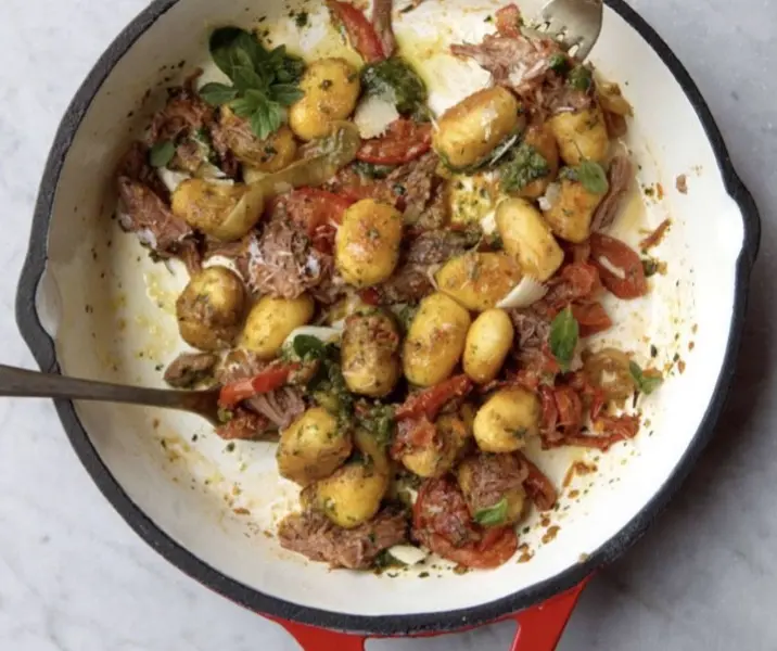 Ñoquis de sémola con carne mechada y pesto de cilantro