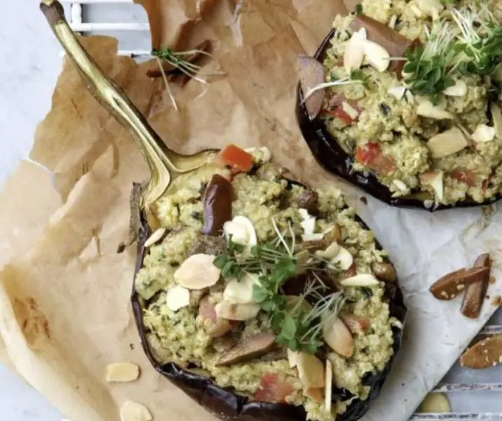 Berenjenas relleno de quinoto al pesto