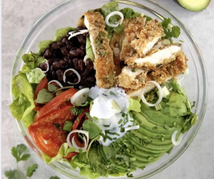 Ensalada de pollo apanado y porotos negros