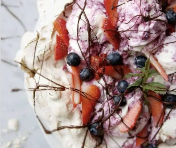 Merengón relleno de helado de berries