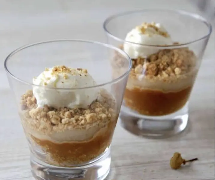 Vaso de compota, manjar y crumble