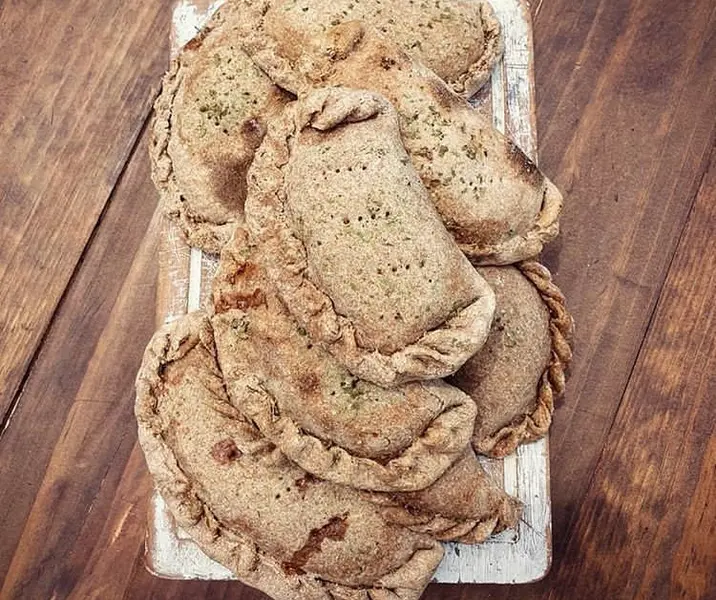 Empanadas integrales rellenas de tomaticán vegano