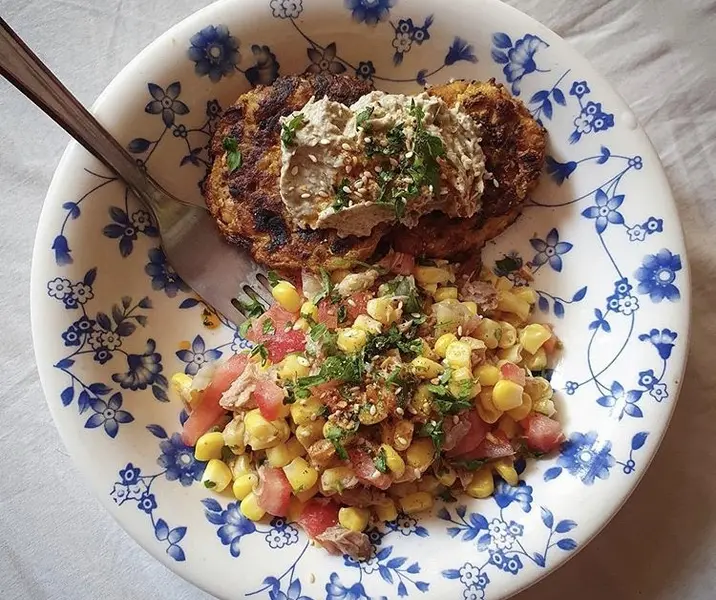 Hamburguesas de garbanzos con ensalada de choclo con tomate