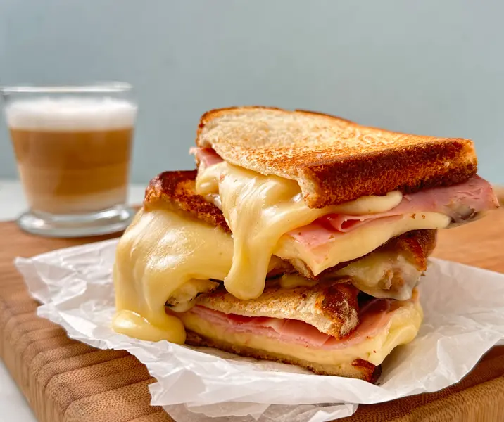 Sándwich con jamón y queso derretido