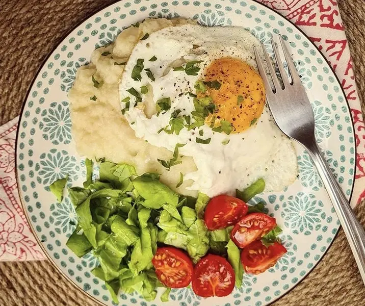 Puré de coliflor con huevo "frito" al agua