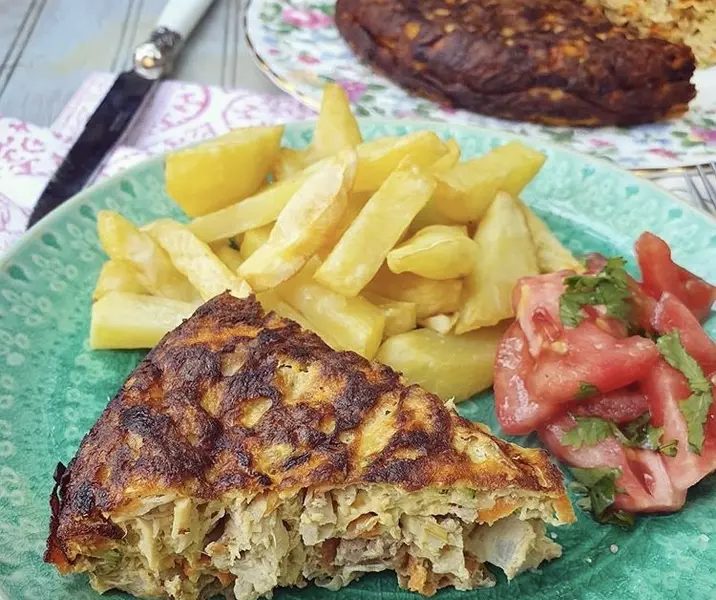 Tortilla de jurel y verduras con papas fritas