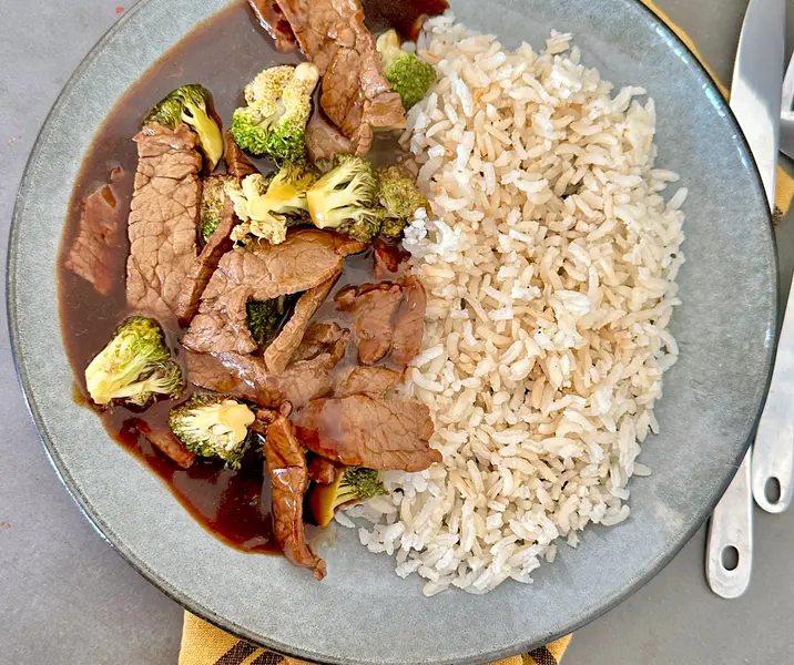 Carne al brócoli con arroz