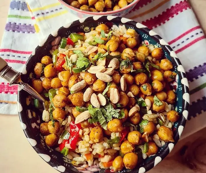 Garbanzos crocantes especiados con arroz y verduras al wok
