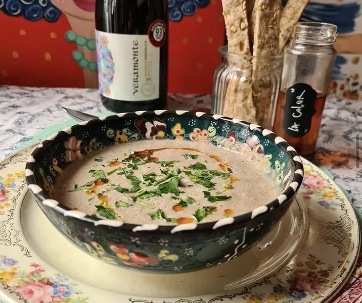 Crema de champiñones con palitos de ajo