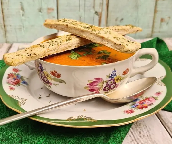 Crema de verduras con palitos crocantes