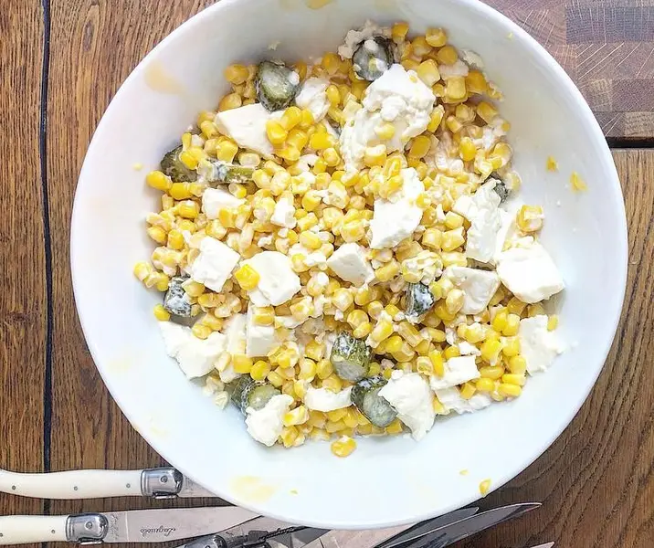 Ensalada choclo, queso fresco y mayo