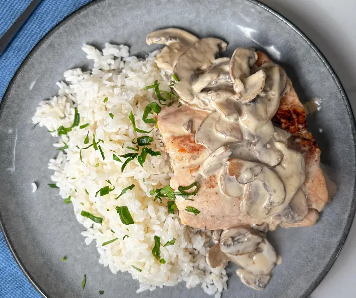 Salmón al champiñón con arroz