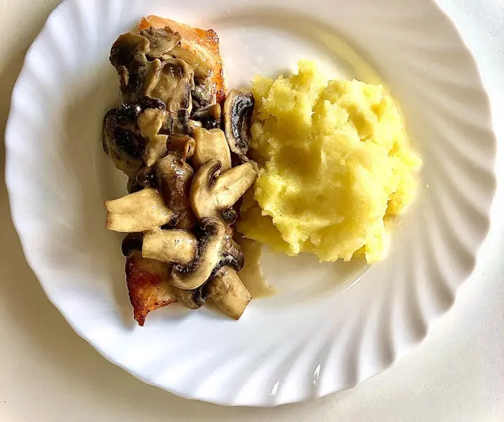 Salmón con salsa de champiñones acompañado de puré de papas