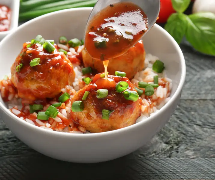 Albóndigas en salsa teriyaki con arroz