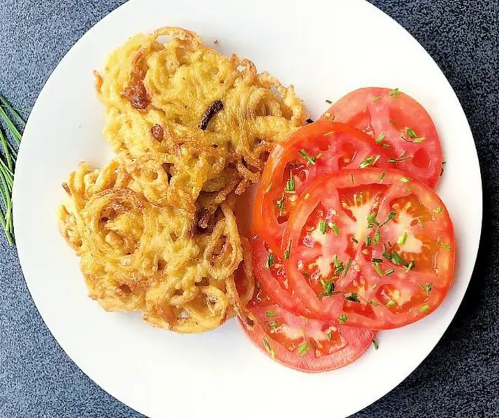 Fritos de tallarin con ensalada