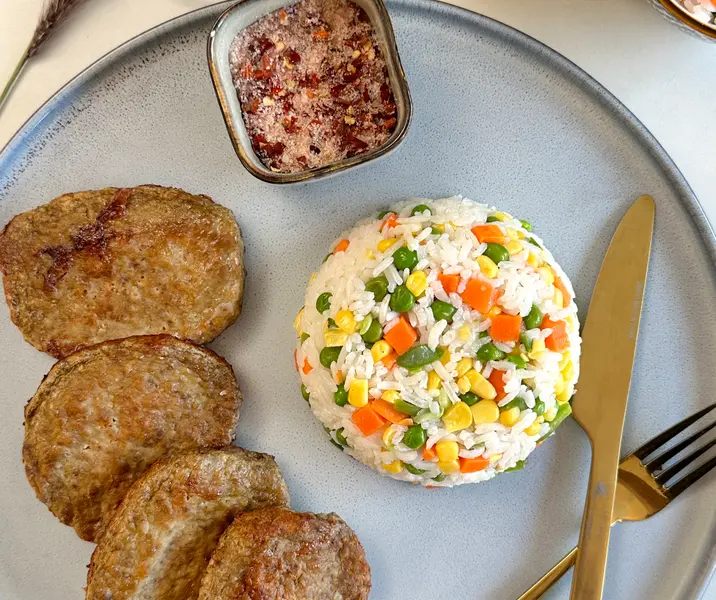 Hamburguesas con arroz primavera