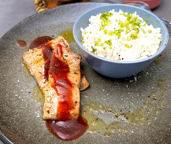 Salmón agridulce con arroz ciboulette