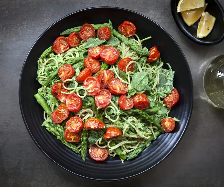 Tallarines en salsa de pesto y tomates asados