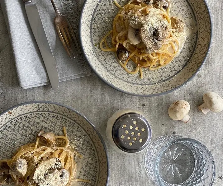 Salsa de champiñones cocinada en su pasta